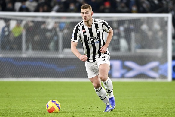 Juventus' Matthijs de Ligt goes for the ball during the Serie A soccer match between Juventus and Genoa, at the Turin Allianz stadium, Italy, Sunday, Dec. 5, 2021. (Marco Alpozzi/LaPresse via AP)