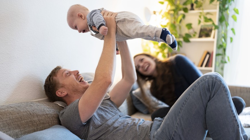 Die Schweiz stimmt über die Einführung eines Vaterschaftsurlaubs ab.