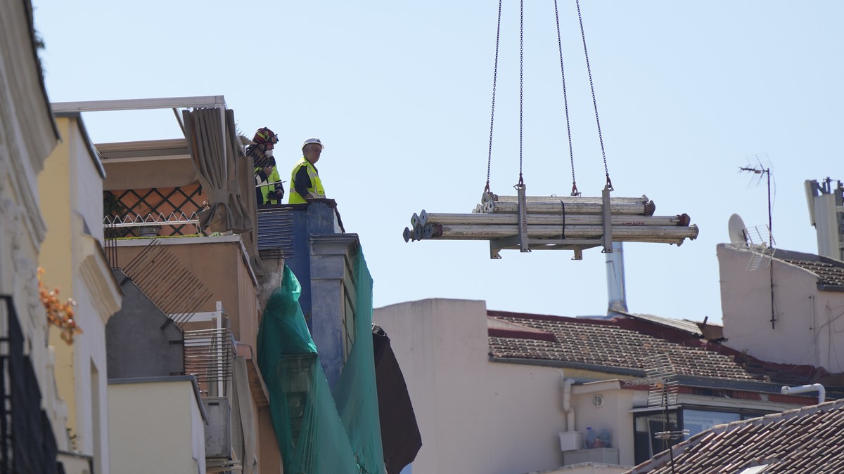 Rescue workers stand on the roof at the scene of a building collapse in Madrid, Spain, on Tuesday, Oct. 7, 2025. (AP Photo/Manu Fernandez)
Spain-Building-Collapse