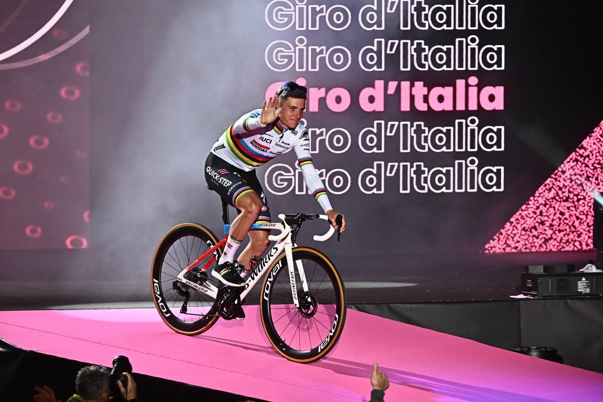 epa10609462 Belgian rider Remco Evenepoel ofÂ Soudal-QuickStep cycles on stage during the team presentation for the 2023 Giro d'Italia cycling race in Pescara, Italy, 04 May 2023. The 106th editi ...