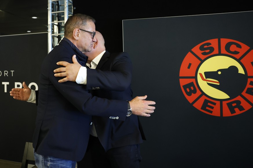 Marc Luethi, CEO SCB, links, umarmt nach Bekanntgabe seines Ruecktritts Carlo Bommes, Praesident SCB, am Ende einer Medienkonferenz des SC Bern, am Montag, 19. Januar 2026 in der PostFinance Arena in  ...