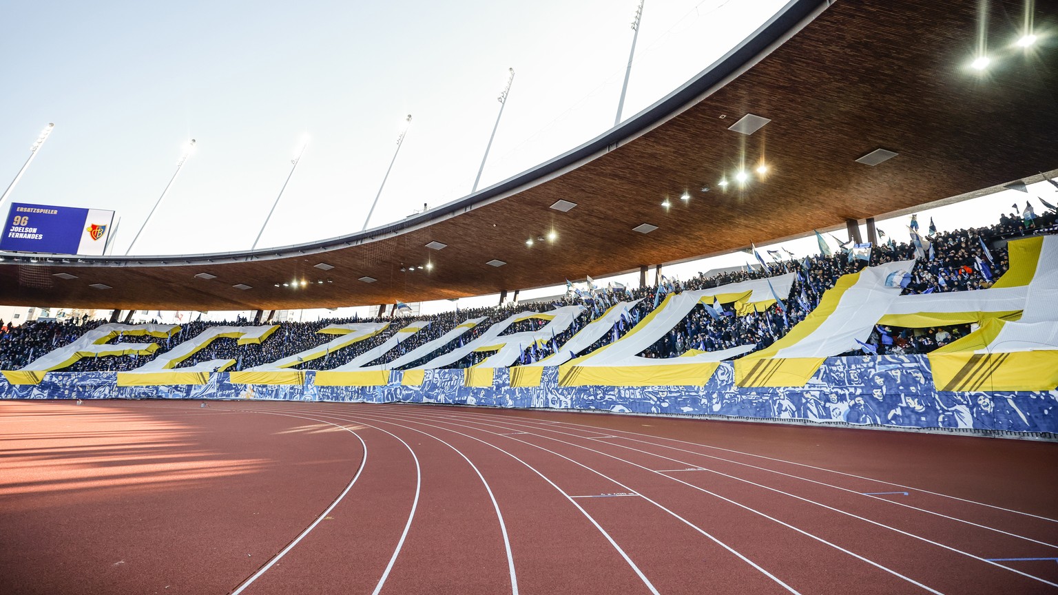 Die Fans des FC Zuerichs in der Suedkurve beim Fussballspiel der Super League zwischen dem FC Zuerich und dem FC Basel, FCB, im Letzigrund Stadion, am Sonntag, 27. Februar 2022 in Zuerich.(KEYSTONE/Mi ...