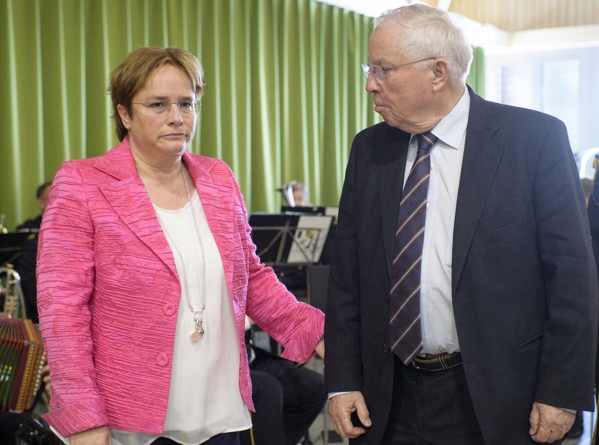 Nationalraetin Magdalena Martullo-Blocher und alt Bundesrat Christoph Blocher, posieren fuer Fotografen vor der Polizeimusik Graubuenden, an der Delegiertenversammlung der SVP Schweiz, am Samstag, 24. ...