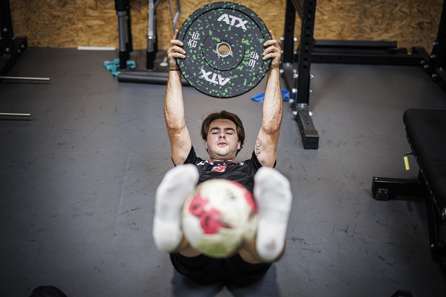 Le hockeyeur Nico Hischier, capitaine des New Jersey Devils, est photographie pendant son entrainement lors d&#039;une rencontre avec les medias ce vendredi 25 aout 2023 au Mont-sur-Lausanne. (KEYSTON ...