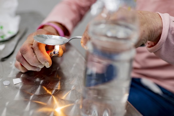 Une personne toxicodependante prepare son melange avant de prendre de la drogue (ici une boulette de cocaine qui sera prise par inhalation) dans l'espace de consommation securise (ECS) de la Ripo ...