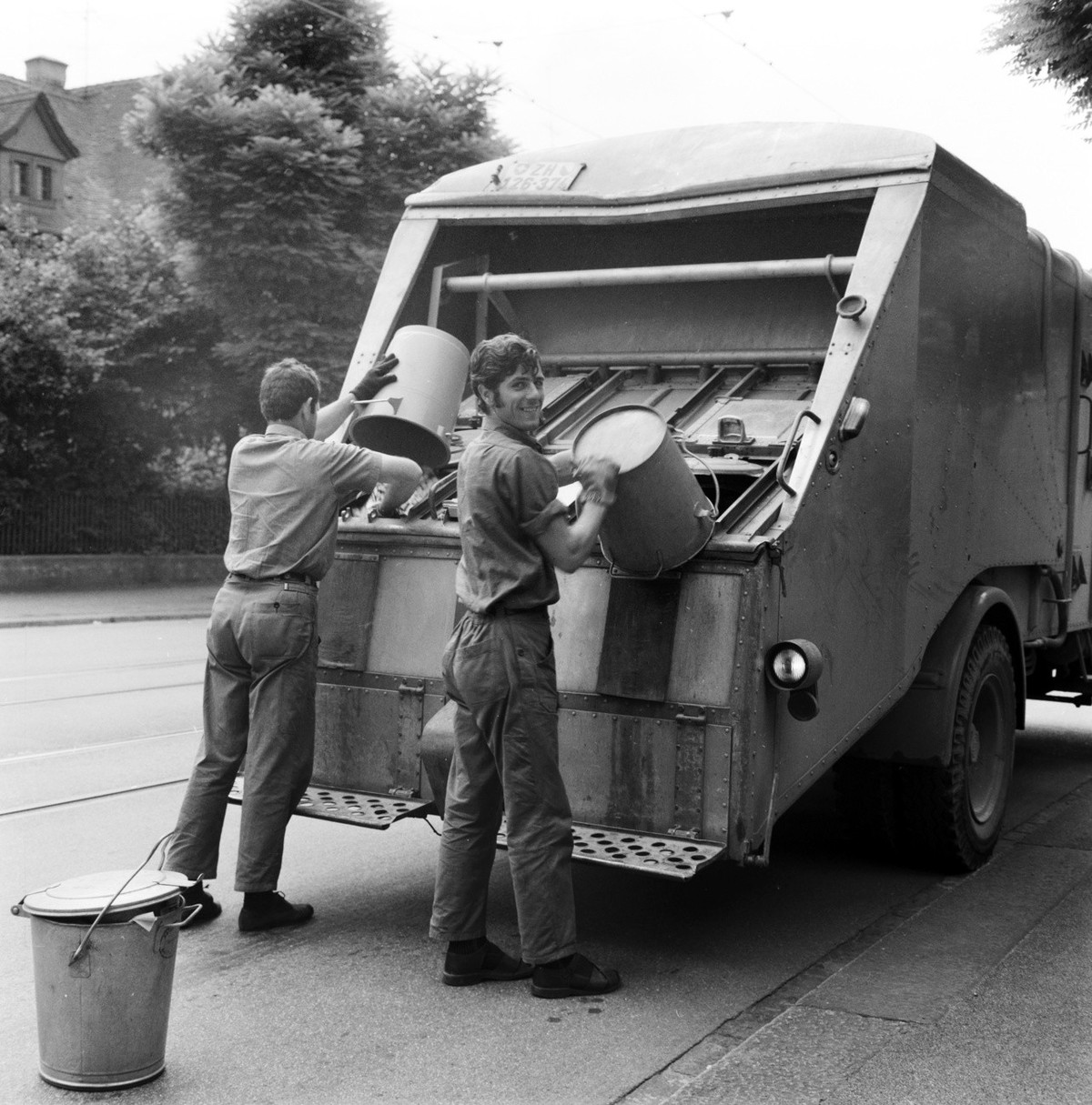 Angestellte der Kehrichtabfuhr leeren Ochsnerkuebel in den Kehrichtwagen in Zuerich, aufgenommen am 27. Mai 1971. (KEYSTONE/PHOTOPRESS-ARCHIV/Klose)