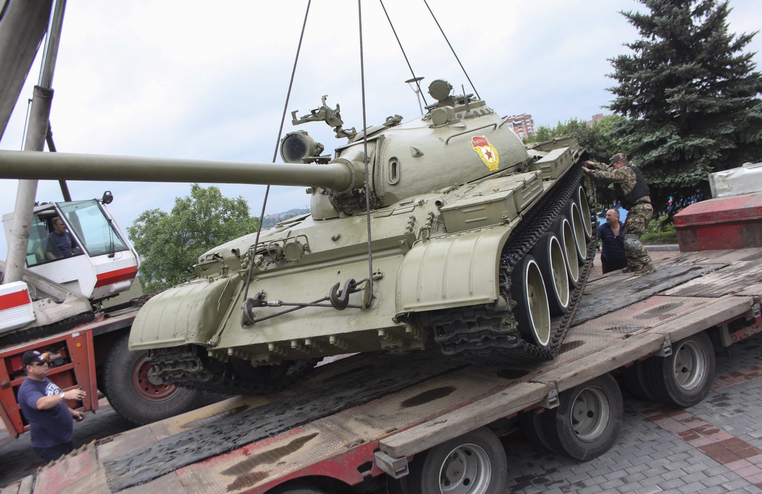 Ein Panzer wird im Kriegsmuseum in Donezk verladen.