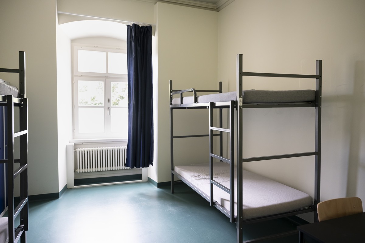 Des lits superposes sont photographies dans un dortoir apres une visite d'une classe du centre interregional de perfectionnement (CIP) et d'un echange avec des refugies forme aux metiers du  ...