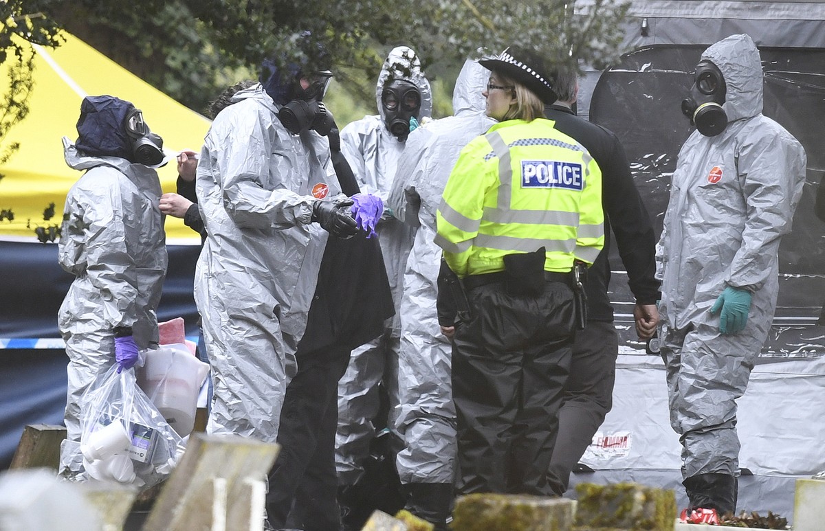 epa06863095 (FILE) - Forensic police officer work at a grave site in Salisbury Crematorium in Salisbury, southern England, 10 March 2018 (reissued 04 July 2018). According to police, two people are on ...