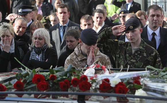 Prinz Harry nimmt im Februar 2009 in Wootton Bassett Abschied von zwei Engländern, mit denen er 2007 die militärische Ausbildung durchlaufen hatte. Die beiden Soldaten waren in Afghanistan bei einem B ...