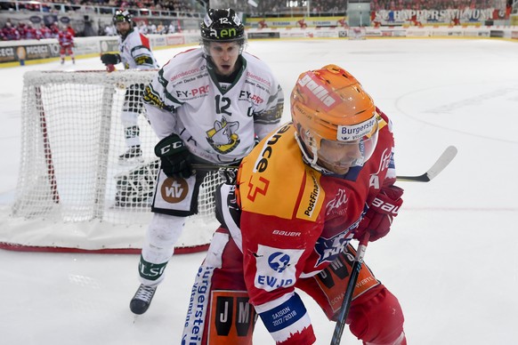 Jared Aulin von Rapperswil, rechts, gegen Cedric Schneuwly von Olten, im dritten Playoff-Finalspiel der Eishockey Swiss League zwischen den SC Rapperswil-Jona Lakers und dem EHC Olten, am Ostermontag, ...