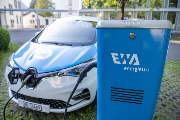 Das Logo des Urner Energie Produzenten und Elektrizit�tswerk EWA-energie Uri AG an einer Strom Tankstelle beim Hauptsitz in Altdorf am Dienstag, 6. Juni 2023 in Altdorf.(KEYSTONE/Urs Flueeler).
