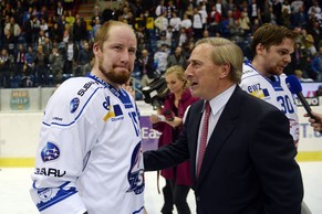 Mathias Seger feiert mit seinem Präsident Walter Frey den Meistertitel..