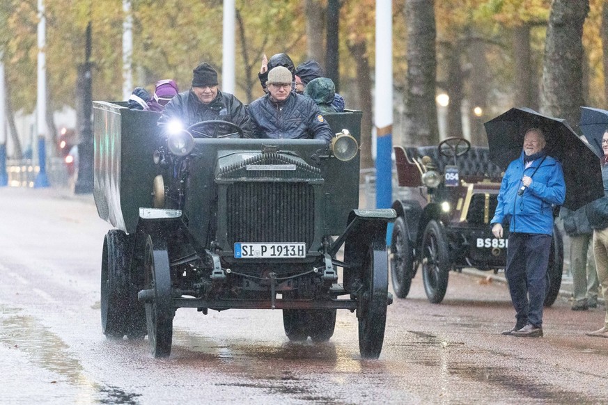 November 2, 2025, London, England, United Kingdom: Participants of London to Brighton Veteran Car Run 2025 are seen on The Mall on their classic automobiles. London United Kingdom - ZUMAs262 20251102_ ...