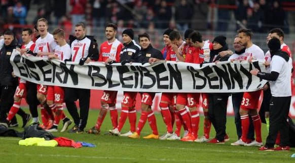 Die Spieler von Union Berlin entrollen eine Botschaft für den erkrankten Köhler.