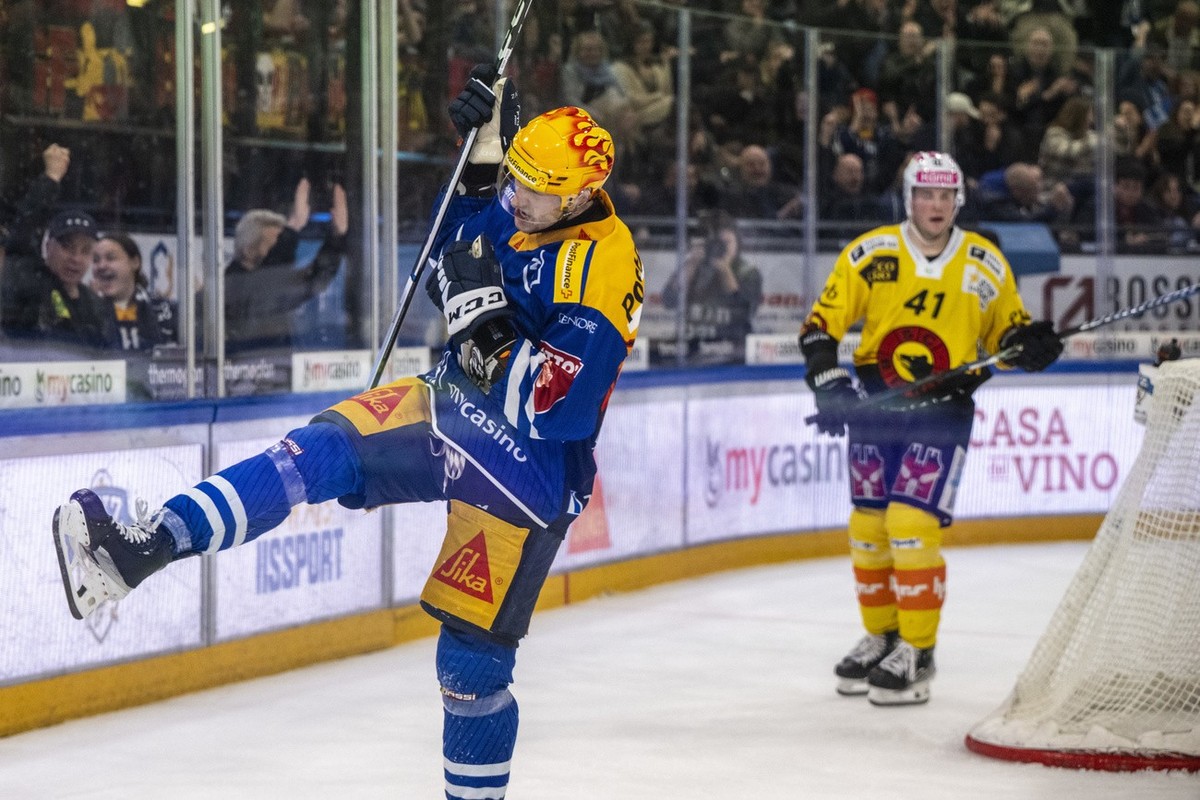 Die Zuger mit Andreas Wingerli, links, feiern das Tor zum 4:0 beim Eishockey Playoff 1/4 Final Spiel 3 der National League zwischen dem EV Zug und dem SC Bern am Dienstag, 21. Februar 2024 in Zug. (KE ...