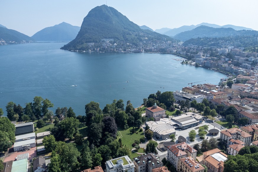 Die Stadt Lugano, im Hintergrund der Luganersee und der Monte San Salvatore. Unten, von links, der Ciani-Park, die Villa Ciani mit Blick auf den See und hinter der Villa der Palazzo dei Congressi, am  ...