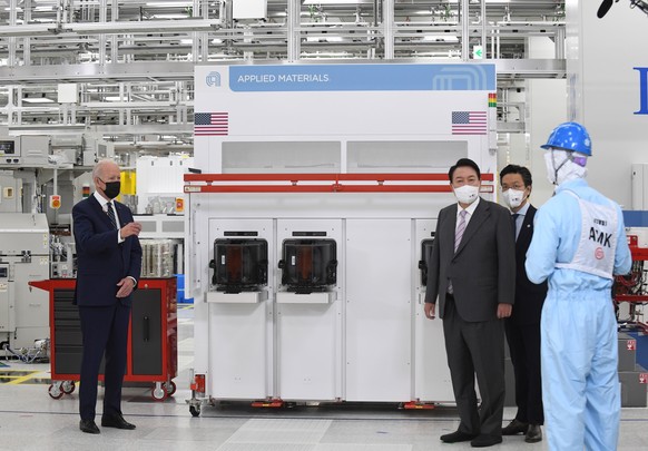 epa09960228 US President Joe Biden (L), and South Kroean President Yoon Suk-youl (3-R) visit the Samsung Electronic Pyeongtaek Campus in Pyeongtaek, south of Seoul, South Korea, 20 May 2022. Biden is  ...