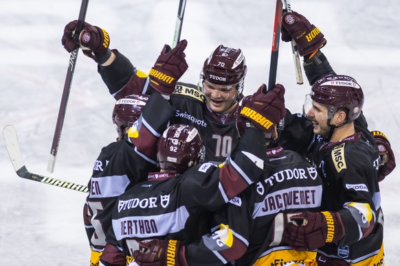 Les joueurs genevois laissent eclater leur joie, lors du match du championnat suisse de hockey sur glace de National League LNA, entre le Geneve Servette HC et le HC Fribourg-Gotteron, ce samedi 20 ja ...