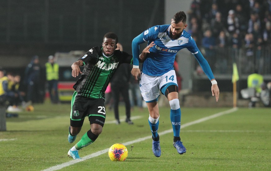 epa08080320 Brescia&#039;s John Chancellor (R) and Sassuolo&#039;s Hamed Junior TraorÃ ? in action during the Italian Serie A soccer match Brescia Calcio vs US Sassuolo Calcio at the Mario Rigamonti s ...