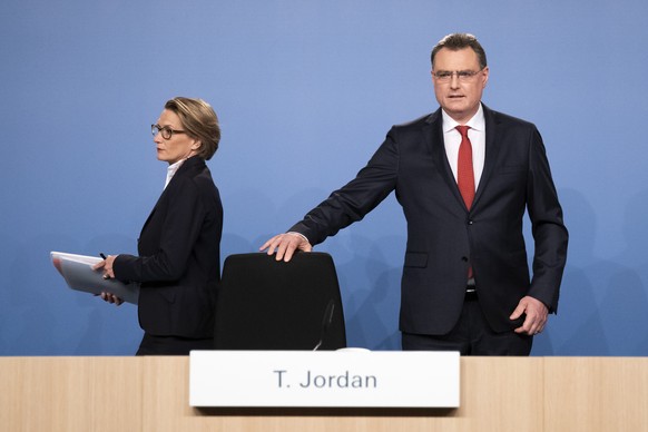 Thomas Jordan, Praesident des Direktoriums der Schweizerischen Nationalbank SNB, rechts, und Andrea Maechler, Mitglied des Direktoriums der Schweizerischen Nationalbank SNB, kurz vor Beginn des Halbja ...