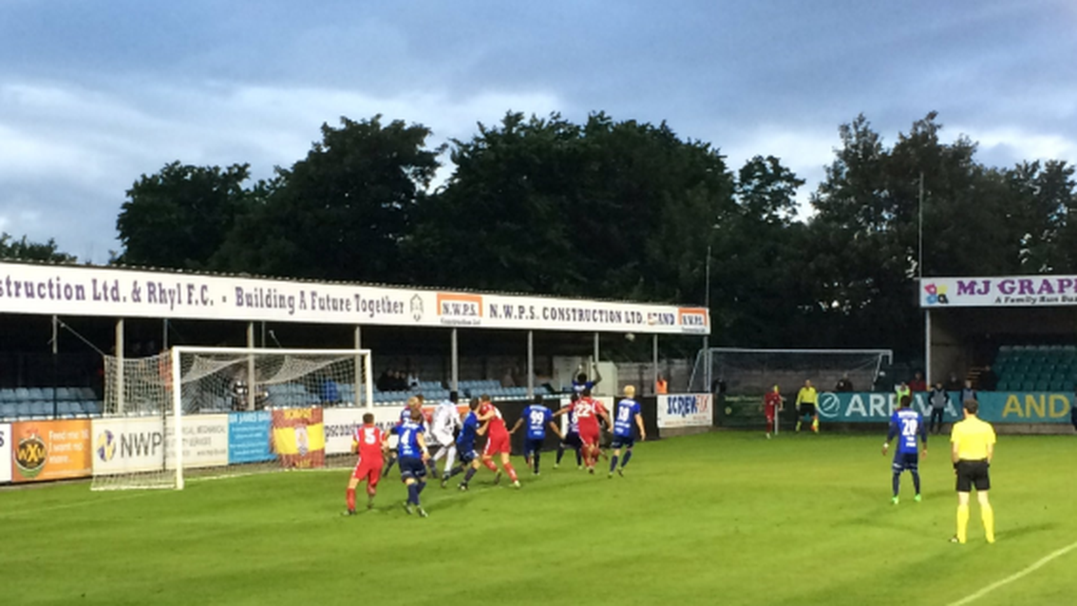 Weit weg vom Glamour: Connah's Quay spielt im Belle-Vue-Stadion gegen Stabaek.