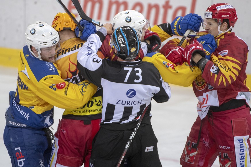 Tigers Harry Pesonen, Mitte links, und Tigers Stefan Rueegsegger, rechts, kaempfen gegen Davos Luca Hischier, links, und Dino Wieser, Mitte rechts, waehrend dem Meisterschaftsspiel der National League ...