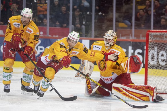 Tigers Frederico Lardi, Samuel Erni und Goalie Ivars Punnenovs, von links, waehrend des Meisterschaftsspiels der National League zwischen dem SC Bern und den SCL Tigers, am Samstag, 1. Februar 2020, i ...