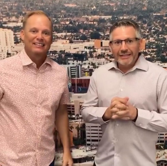 Pastor Luke Barnett (l.) und Geschäftsführer Brendon Zastro von der der Dream City Church in Phoenix.
(Screenshot azFamily.com: https://www.azfamily.com/news/continuing_coverage/coronavirus_coverage/p ...