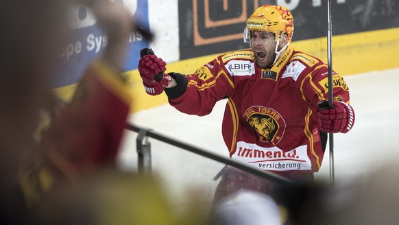 Tigers Topscorer Chris DiDomenico jubelt zum 1:0, waehrend dem sechsten Playout-Finalspiel der NLA zwischen den SCL Tigers und dem EHC Biel, am Donnerstag, 31. Maerz 2016, in der Ilfishalle in Langnau ...