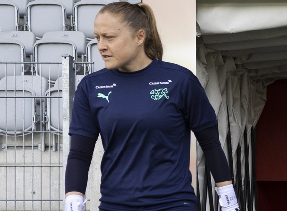 Switzerland&#039;s goalkeepers Seraina Friedli, left, and Livia Peng walk into the stadium prior to a training session one day ahead of the FIFA Women&#039;s World Cup qualifying soccer match between  ...