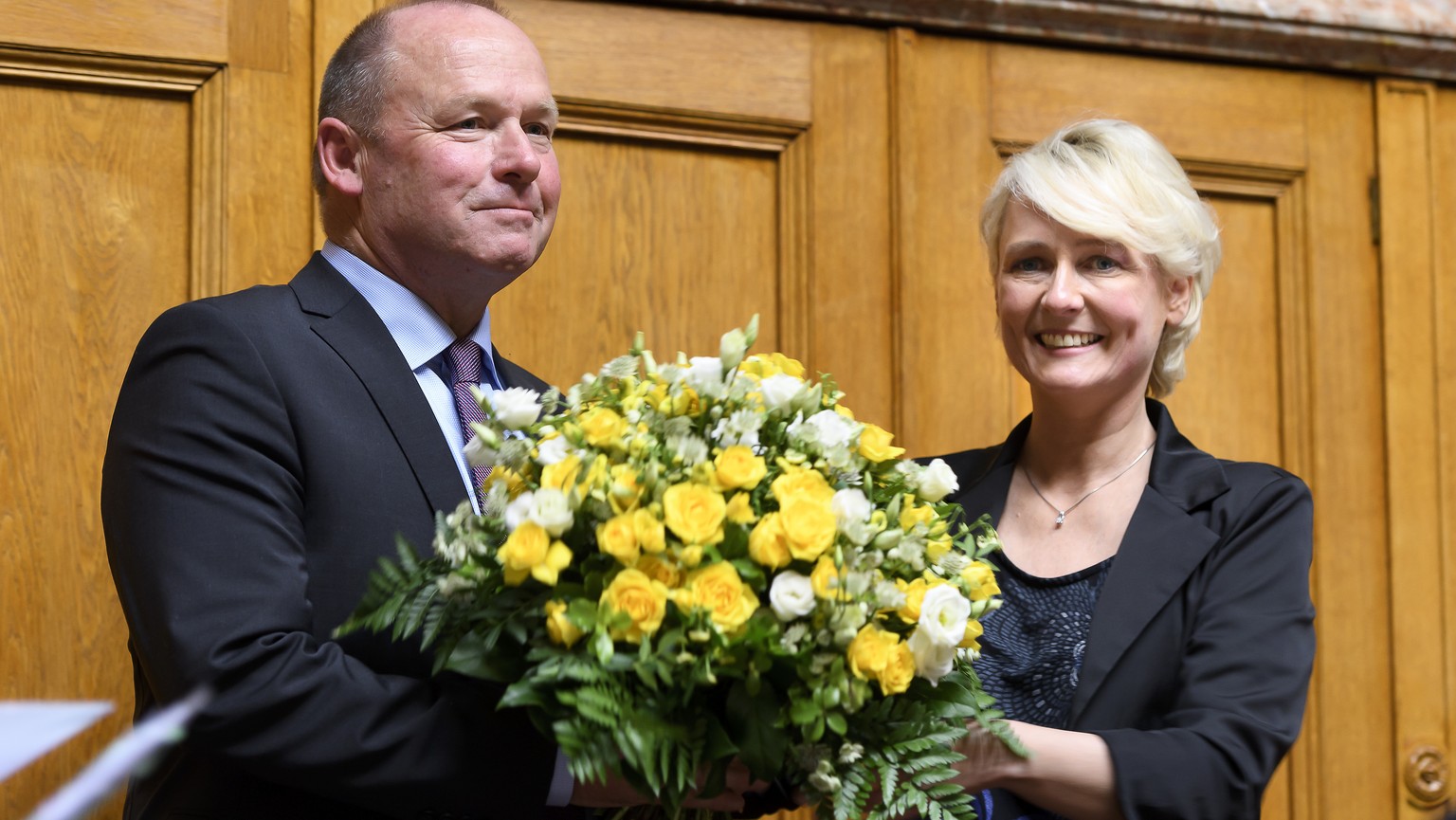 Andreas Aebi, SVP-BE, links, freut sich ueber seine Wahl zum ersten Vizepraesidenten des Nationalrats a der Seite von die neue Nationalratspraesidentin Isabelle Moret, FDP-VD, rechts, am ersten Tag de ...