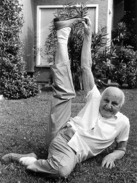 George Miez turnt in seinem Garten, aufgenommen im Jahre 1992 in Lugano (TI). Der vierfache Olympiasieger Georges &#039;Giorgio&#039; Miez ist im Alter von 94 Jahren gestorben. Der Winterthurer, der s ...