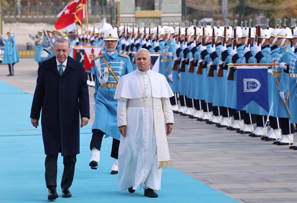 Pope Leo XIV, right, and Turkey&#039;s President Recep Tayyip Erdogan review an honor guard during an official welcome ceremony at the presidential palace, in Ankara, Turkey, Thursday, Nov. 27, 2025,  ...