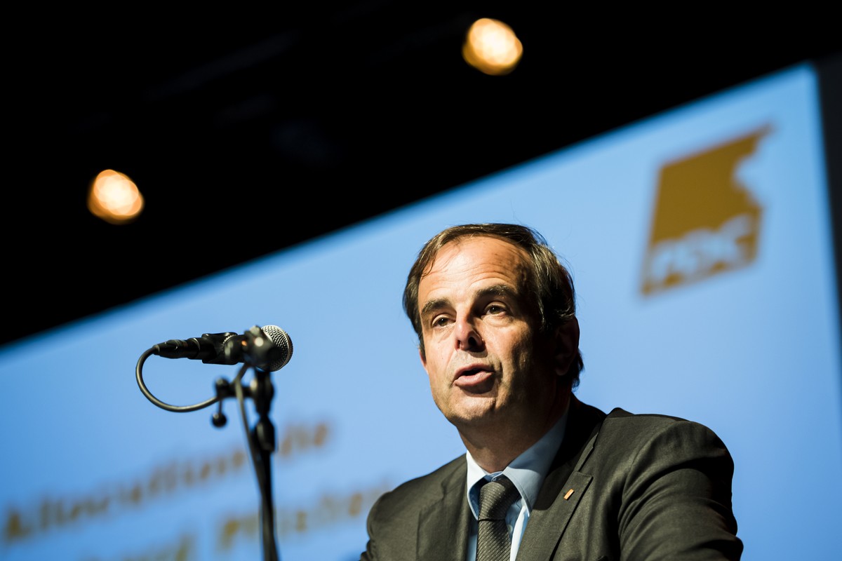 Gerhard Pfister, president du PDC Suisse parle lors du congres du PDC du Valais romand (PDCVR) en vue des elections federales ce jeudi 16 mai 2019 a Fully. (KEYSTONE/Jean-Christophe Bott)