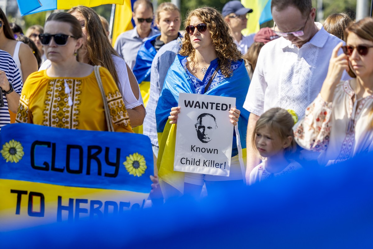 People take part in a rally on the occasion of Ukraine's Independence Day on the Place des Nations in front of the European headquarters of the United Nations in Geneva, Switzerland, Saturday, Au ...