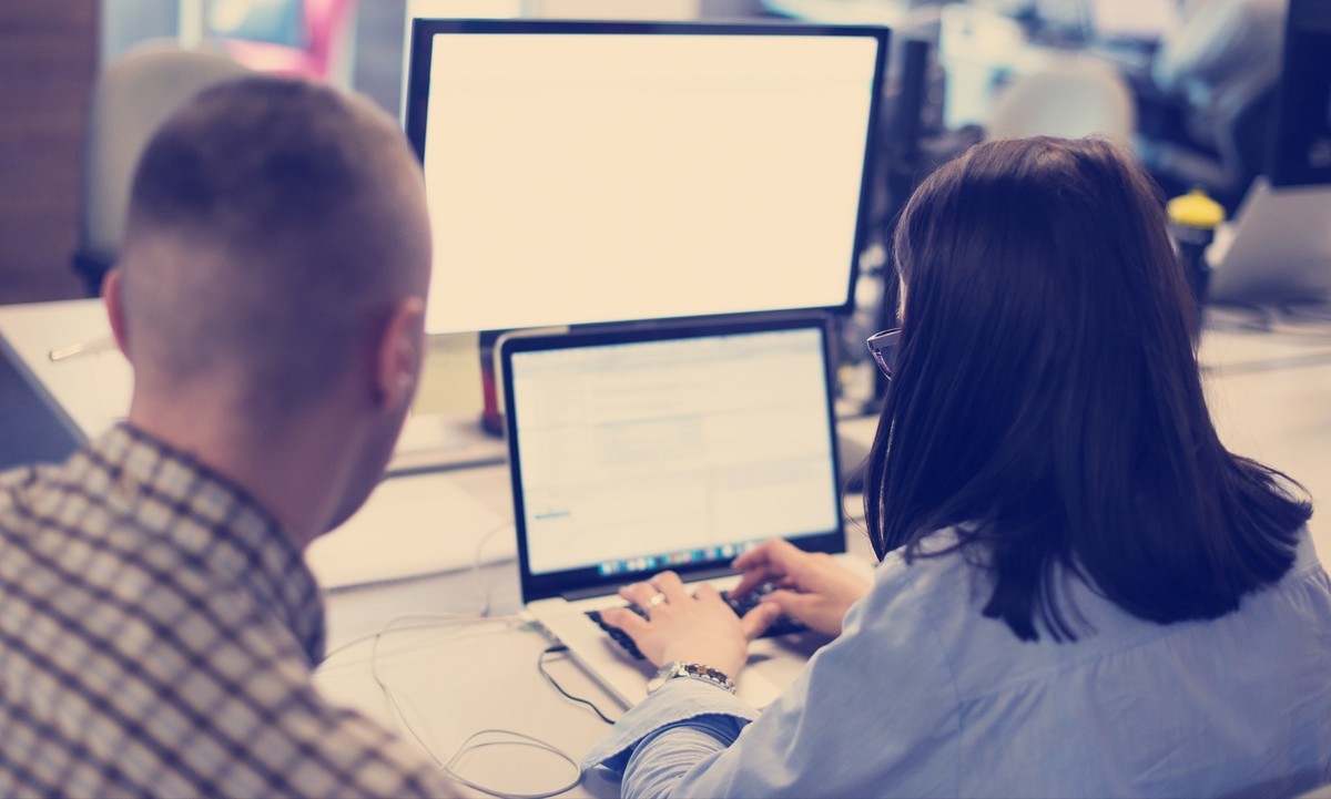 Mann und Frau vor Laptop / Computer (Symbolbild)