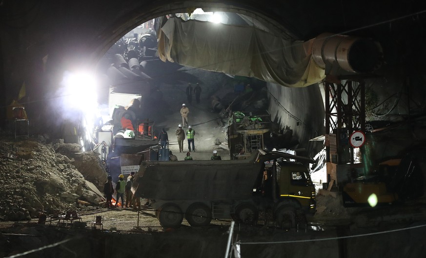 epa10994589 Rescue workers at the site of a tunnel collapse on the Brahmakal Yamunotri National Highway in Uttarkashi, India, 25 November 2023. Rescue and relief operations were underway as 40 workers ...