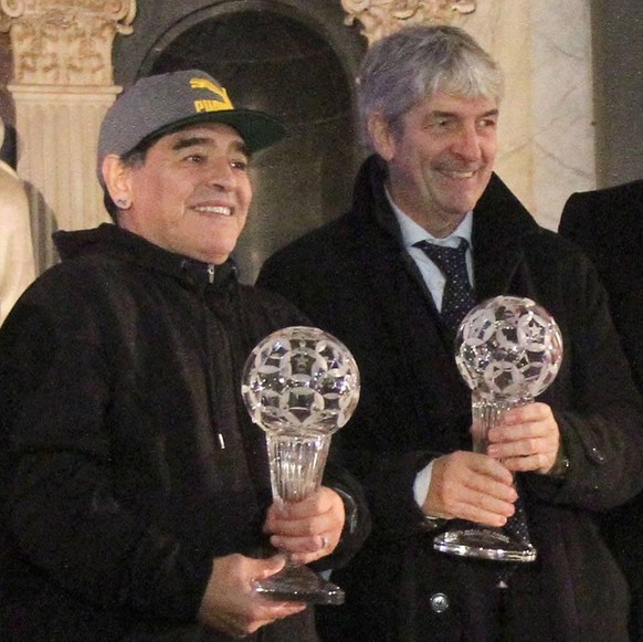 Zwei WM-Helden, die kurz nacheinander gestorben sind: Diego Maradona (links) und Paolo Rossi bei einer Ehrung 2017 in Florenz.