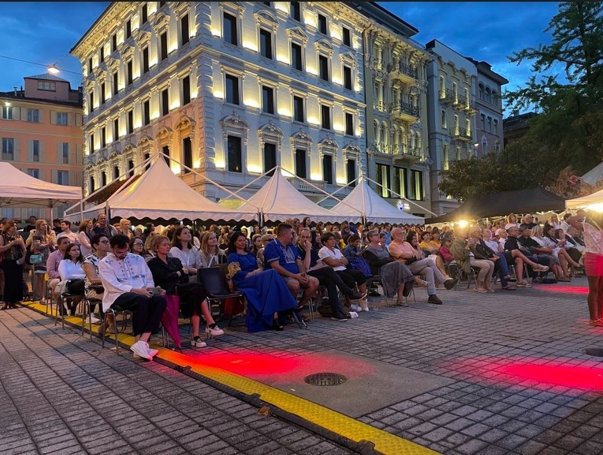 Am Abend findet mitten in Lugano ein Konzert einer ukrainischen Band statt. Es zieht viele Leute an.