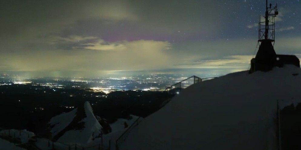 Polarlichter sind in der Nacht auf Montag vom Säntis aus gesichtet worden. Eine Kamera hielt das farbenfrohe Naturspektakel zwischen den Wolkenlücken um 01.50 Uhr fest, wie der Wetterdienst des Bundes ...