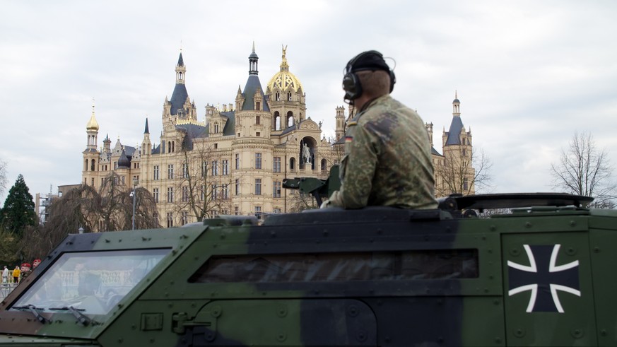 Vorbereitung auf eine Militärparade vor dem Schweriner Schloss. In Mecklenburg-Vorpommern fanden Ermittler Munition, die auch aus Bundeswehr-Spezialeinheiten stammt. Nutzung des Bildes nur in Verbindu ...