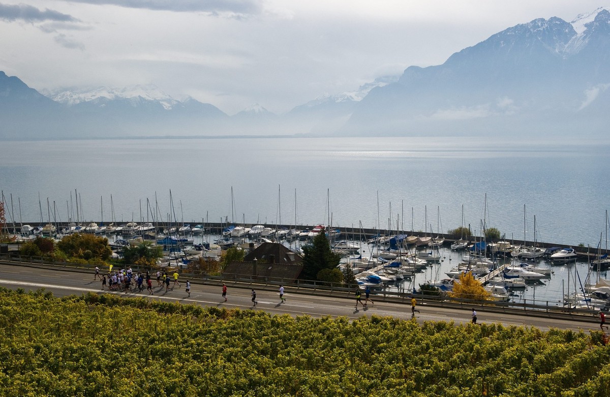 The pack runs along the vineyards near Corseaux, Switzerland, during the 18th Lausanne Marathon, Sunday, 31 October, 2010. (KEYSTONE/Jean-Christophe Bott)