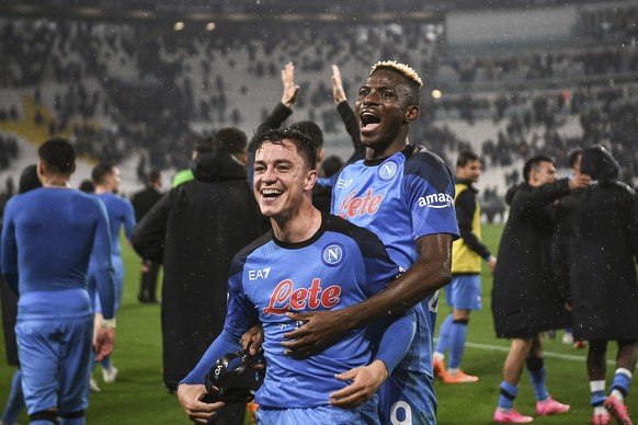 Napoli&#039;s Victor Osimhen, top, and Giacomo Raspadori celebrate their side&#039;s 1-0 win at the end of the Italian Serie A soccer match between Juventus and Napoli at the Allianz stadium in Turin, ...