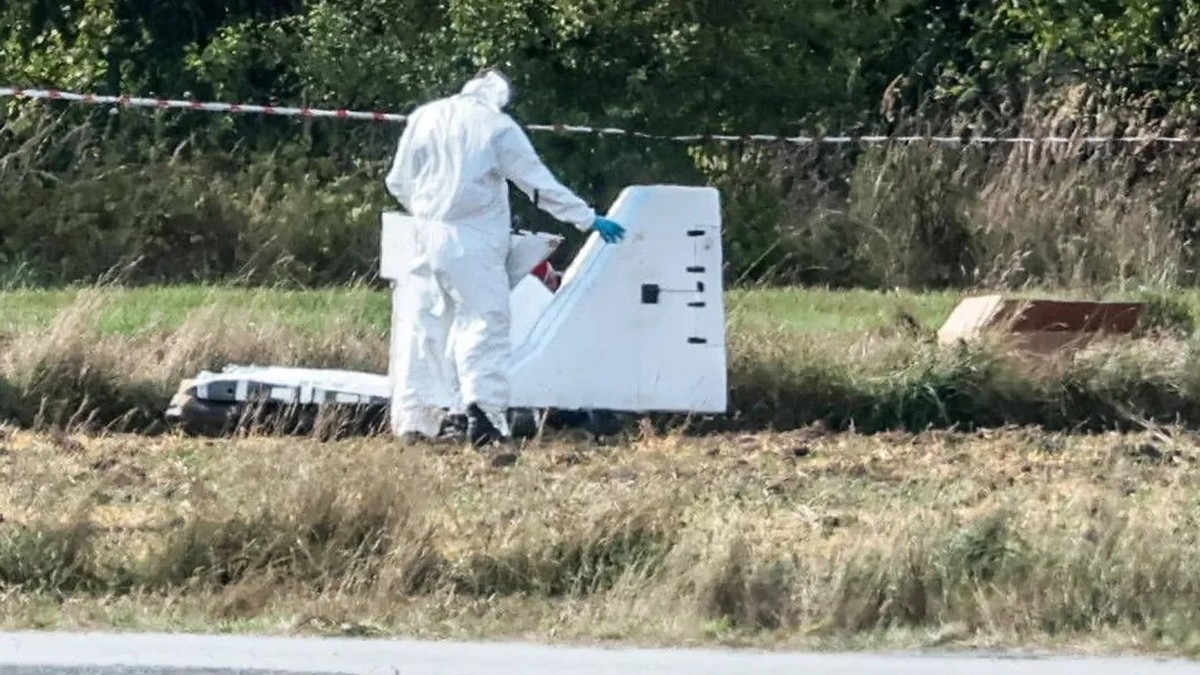 Des experts examinent l'un des drones russes abattus au-dessus de la Pologne.