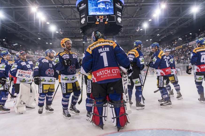 Biels Topscorer Robbie Earl, Mitte links, gratuliert seinem Goalie Jonas Hiller nach dem 6:2 Erfolg im Eishockey National League A Spiel zwischen dem EHC Biel und dem HC Davos, am Dienstag, 13. Septem ...