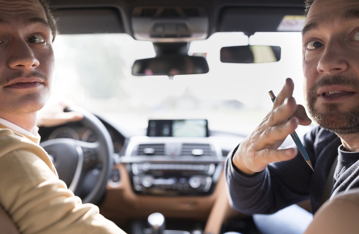 La formation des futurs conducteurs doit être adaptée aux évolutions technologiques, en intégrant à la théorie les systèmes d'aide à la conduite et d'automatisation, selon le conseil fédéral ...