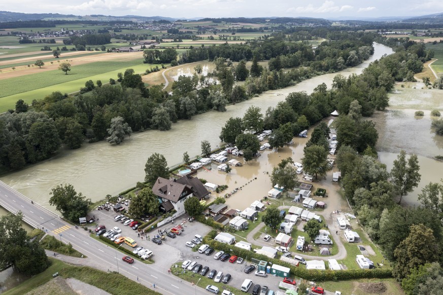 Zelte und Wohnwagen stehen auf dem ueberfluteten Campingplatz Reussbruecke, aufgenommen am Mittwoch, 14. Juli 2021 in Ottenbach. (KEYSTONE/Ennio Leanza).
