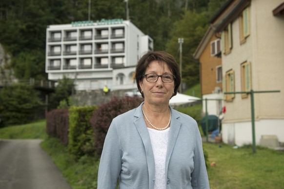 Die Urner Regierungsraetin Barbara Baer posiert vor dem Hotel Loewen in Seelisberg, anlaesslich einer Infoveranstaltung ueber eine geplante Asylunterkunft, am Donnerstag 4. August 2016, in Seelisberg, ...