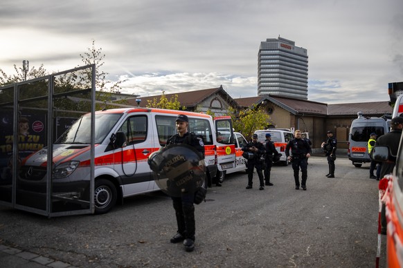 Mitarbeiter der Polizei sperren das Gealaende nach der Raeumung des besetzten EWZ-Gebaeudes, dem Kesselhaus, in Zuerich, am Dienstag, 8. November 2022. (KEYSTONE/Michael Buholzer)